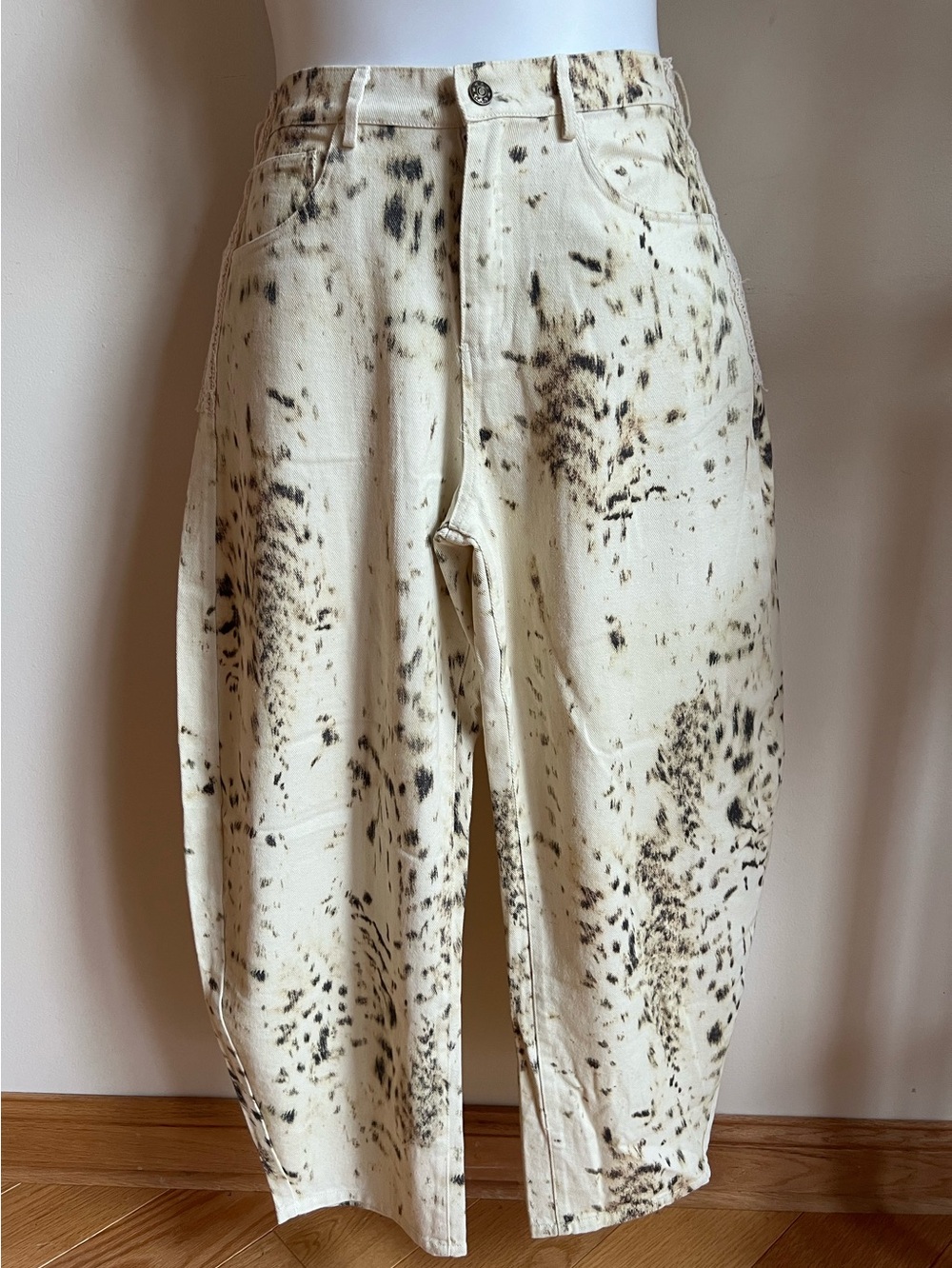 DAVI & DANI Cream barrel Leg Cargo Pants with leopard print Black Splatter